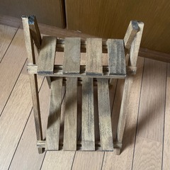 インテリア雑貨・置物・木の2段の棚・の画像
