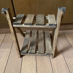 インテリア雑貨・置物・木の2段の棚・の画像
