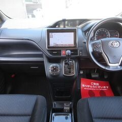 トヨタ　ヴォクシー　ＺＳ【自社ローン対応不可】★1年保証★ロードサービス付　純正９型ナビ　地デジ　バックカメラ　Ｂｌｕｅｔｏｏｔｈ　純正後席モニター　両側パワースライド　ＥＴＣ　スマートキー　アイストップ　オートエアコン　オートライト　ＬＥＤヘッド　純正１６ＡＷの画像