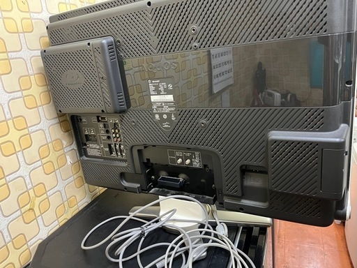 SHARPテレビ　09年32インチリモコン、ケーブル、テレビ台つき