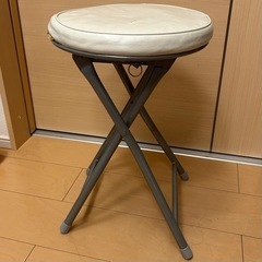 折りたたみ椅子の画像