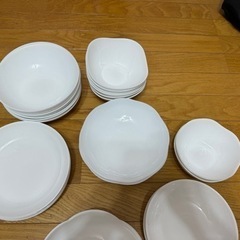 お皿  一枚30円で売りますの画像