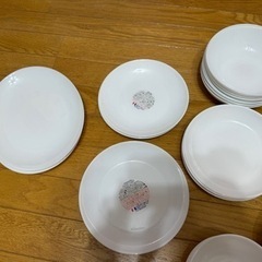 お皿  一枚30円で売りますの画像