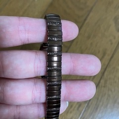 ジャンク　腕時計　のびるバンド　小さめ　ブロンズ色　傷あり　の画像