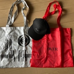 お買い物バックとキャップ