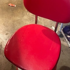 赤い子供椅子ふたつ　