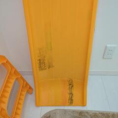 ブランコとすべり台付きジャングルジムの画像