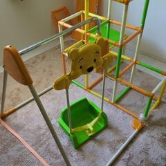 ブランコとすべり台付きジャングルジムの画像