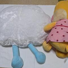 クレーンゲームの大きいぬいぐるみ2点の画像