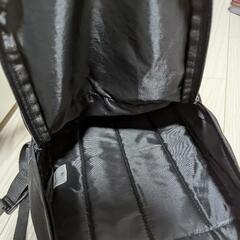 黒いリュックの画像