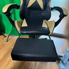 ゲーミングチェア　金色の画像