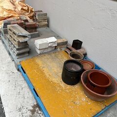 取りに来てくれる方限定！レンガ、ブロック、植木鉢差し上げます！！
