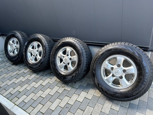 【タイヤ1シーズン使用】ランクル100スタッドレスタイヤ275/70R16