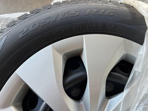 スタッドレスタイヤ・ヤリスクロス純正ホイール付　205/65R16