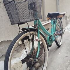 24インチの自転車です。  色はグリーンです。  ①鍵はあります...