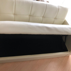 【取引中】2人掛けソファー　収納、脚付きの画像