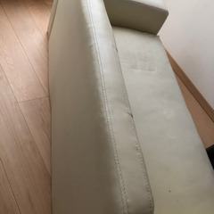 【取引中】2人掛けソファー　収納、脚付きの画像