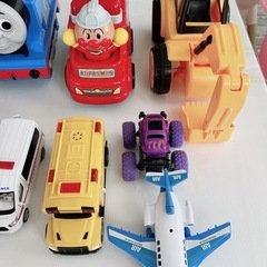 いろいろな車まとめ売り　トミカ収納　アンパンマン消防車　トーマス　機関車　パトカー　ショベルカー　キャリアカー 救急車 飛行機の画像