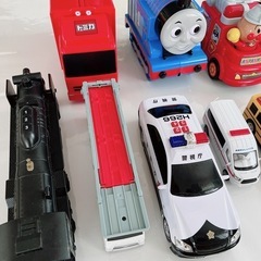 いろいろな車まとめ売り　トミカ収納　アンパンマン消防車　トーマス　機関車　パトカー　ショベルカー　キャリアカー 救急車 飛行機の画像