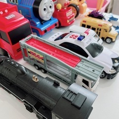 いろいろな車まとめ売り　トミカ収納　アンパンマン消防車　トーマス　機関車　パトカー　ショベルカー　キャリアカー 救急車 飛行機の画像