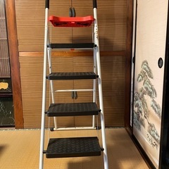 折りたたみ式4段脚立