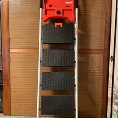 折りたたみ式4段脚立の画像