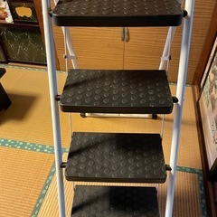 折りたたみ式4段脚立の画像
