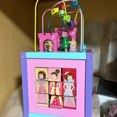 モンテッソーリ　指の知育　木のアクティビティキューブ　女の子　　