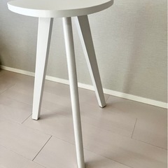 サイドテーブル 三角 白の画像