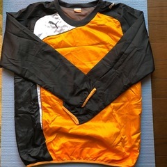 PUMAウィンドブレーカー