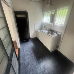 地域最安家賃!初期費用０円!１０２号室！無料インターネット！広々３０平米。風呂トイレ別!!2人入居可。ペット可！高齢者・生活保護・外国人可!!100m以内に近隣駐車場あります^^ - 不動産
