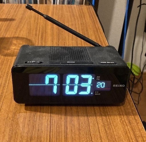 中古　SEIKO セイコー　電波時計　インテリア　フリップ式　デジタル置き時計　ワイドFM