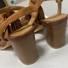 フリンジサンダル／キャメルの画像