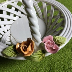 陶器のバスケットトレイ　お菓子入れ　薔薇の細工の画像