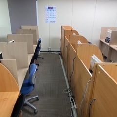 コールセンター オフィス家具 キャレルデスク チェア パソコン 50台以上の画像