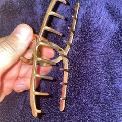 長い髪をまとめるアイテム差し上げます。の画像