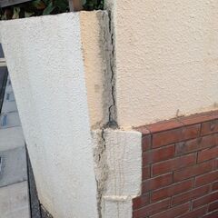 地表から１メートル上にある２平米ほどの小さな庭の塀が道路側に土圧で10cm傾いた土を掘り返すなどで直してほしいですので、の画像