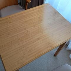 テーブルセット　テーブルは竹製(バンブー100%)、回転椅子2脚は天然木の画像