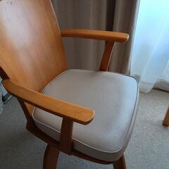 テーブルセット　テーブルは竹製(バンブー100%)、回転椅子2脚は天然木の画像