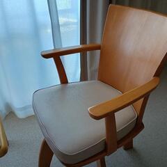 テーブルセット　テーブルは竹製(バンブー100%)、回転椅子2脚は天然木の画像