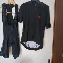 サイクルジャージとビブパンツの画像