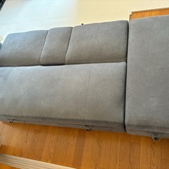 ドリンクホルダーとオットマン付きソファの画像