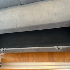 ドリンクホルダーとオットマン付きソファの画像