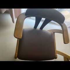 ダイニングテーブル、椅子4脚のセットの画像