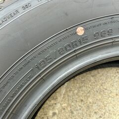 【新車外し】 195/80R15 96s ダンロップ(DONLOP) AT20  GRANDTREK 2023年製　ジムニー　シエラ　イボ付き　バリ溝　キャラバン　ワゴン　ハイエースの画像