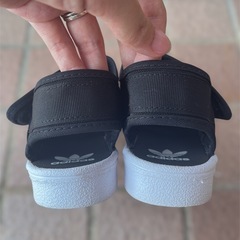 美品 adidas 17cm サンダルの画像