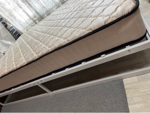 セミダブルマットレス、フレーム付き