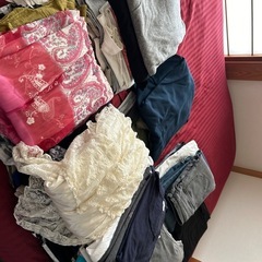 女性　服　大量