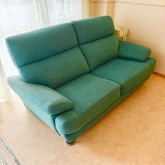 残り10日！ニトリ3人掛けソファ&別売りスツールセット(ターコイズブルー)の画像
