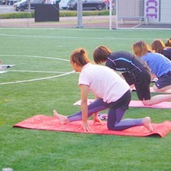 フットサルコートでヨガ🧘‍♀️ - 友達
